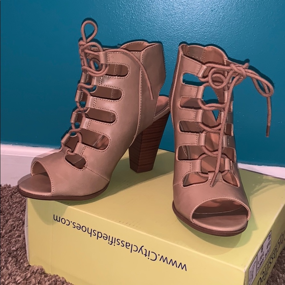 Beautiful tan heels 6.5 open toes with laces‎ nigh out travel vacation romantic